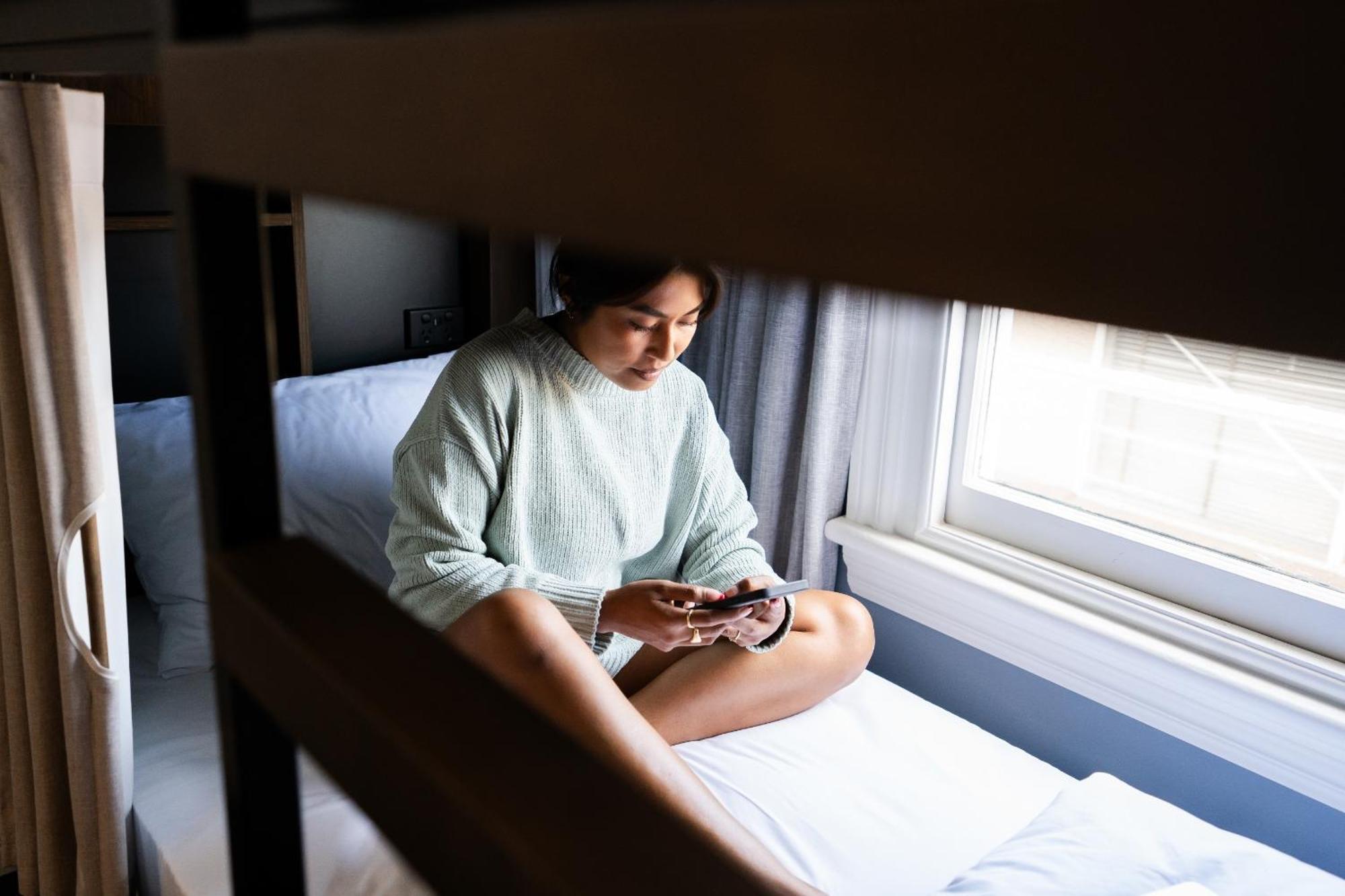 Hostel Haka House Rotorua Exteriér fotografie A woman sitting on a bunk bed