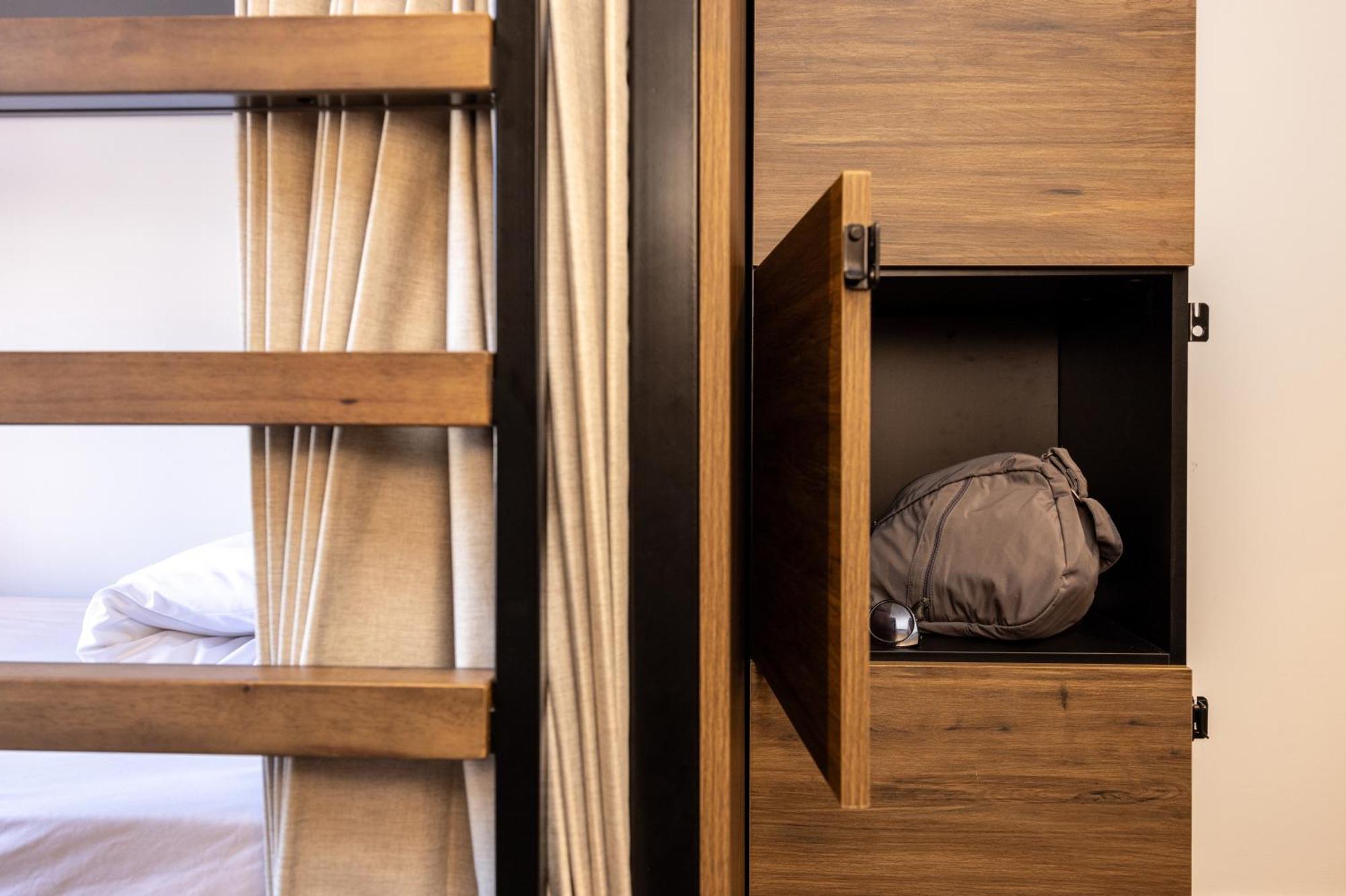 Hostel Haka House Rotorua Exteriér fotografie A capsule hotel in Tokyo