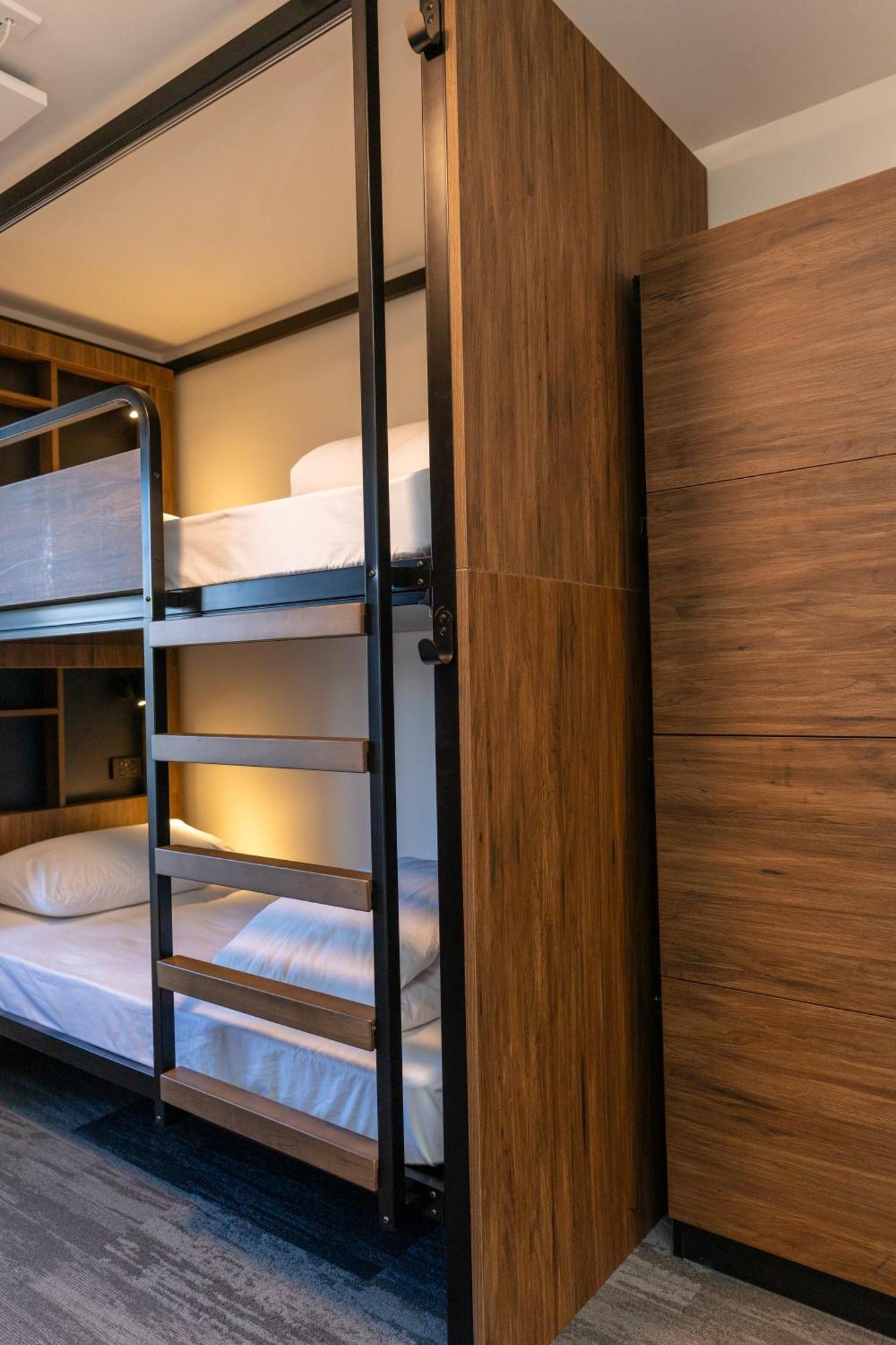 Hostel Haka House Rotorua Exteriér fotografie A bunk bed in a capsule hotel