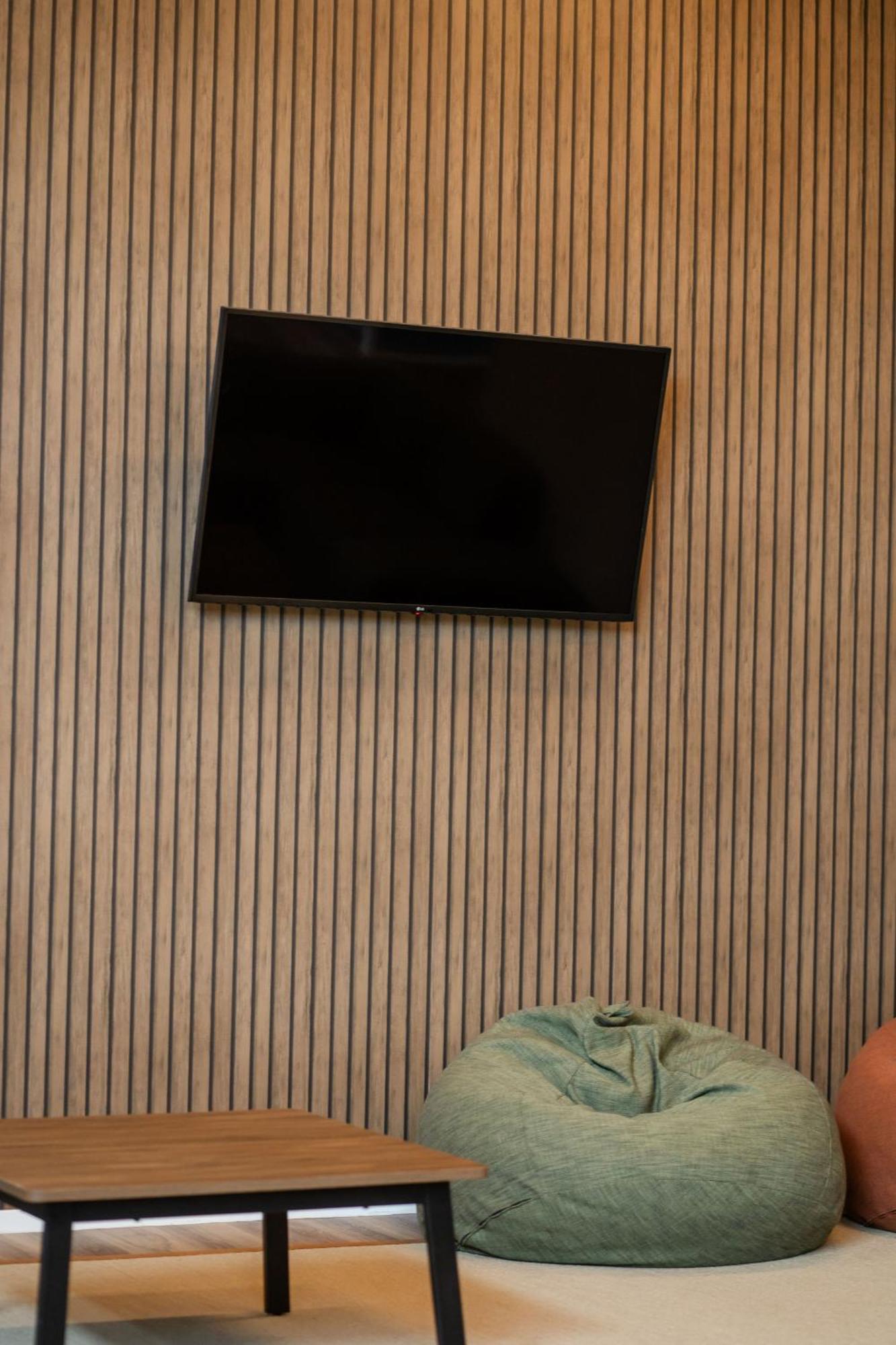 Hostel Haka House Rotorua Exteriér fotografie A wall mounted television