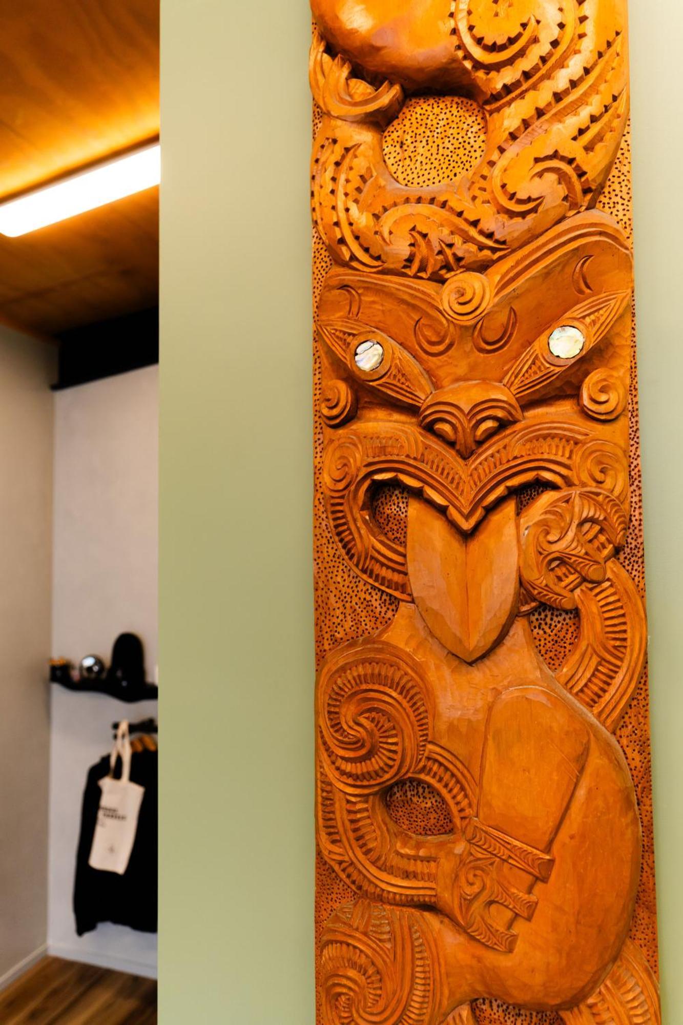 Hostel Haka House Rotorua Exteriér fotografie A pounamu carving