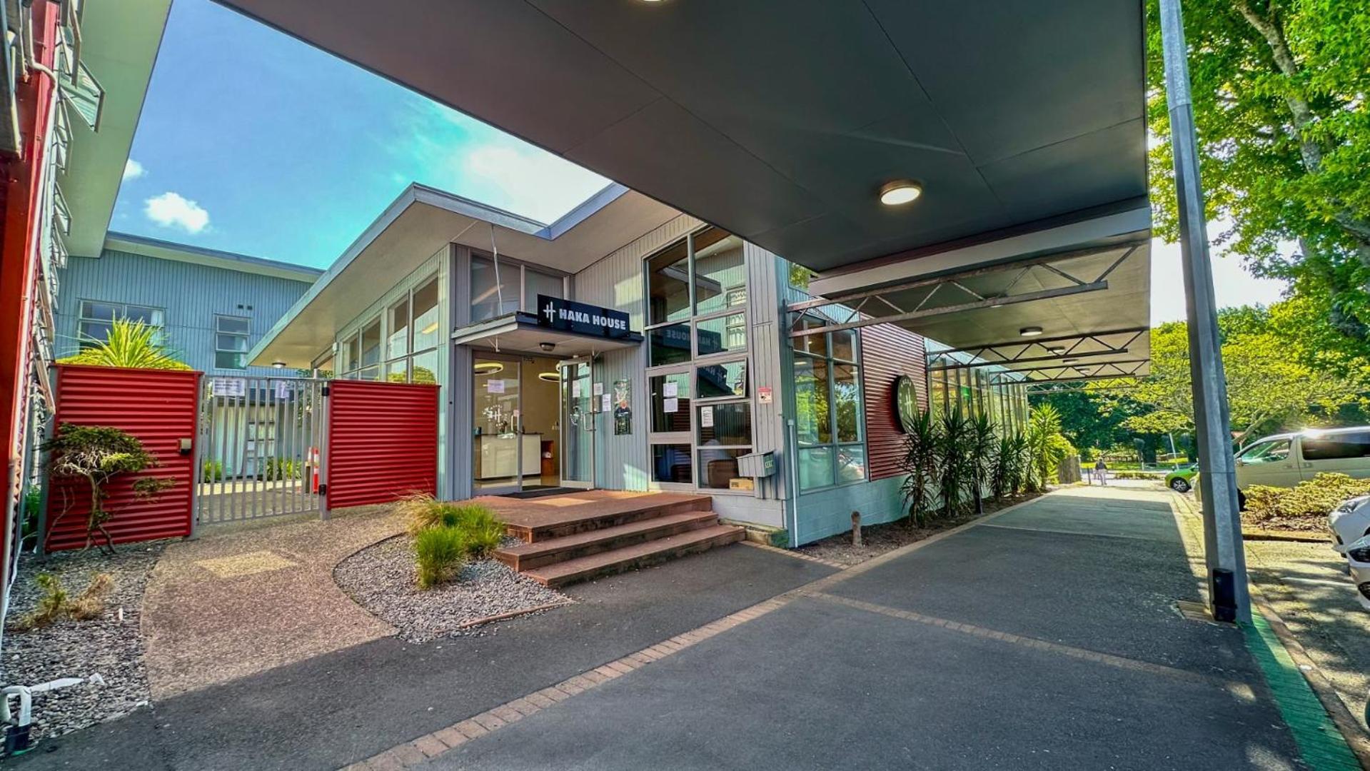 Hostel Haka House Rotorua Exteriér fotografie The main entrance of the school