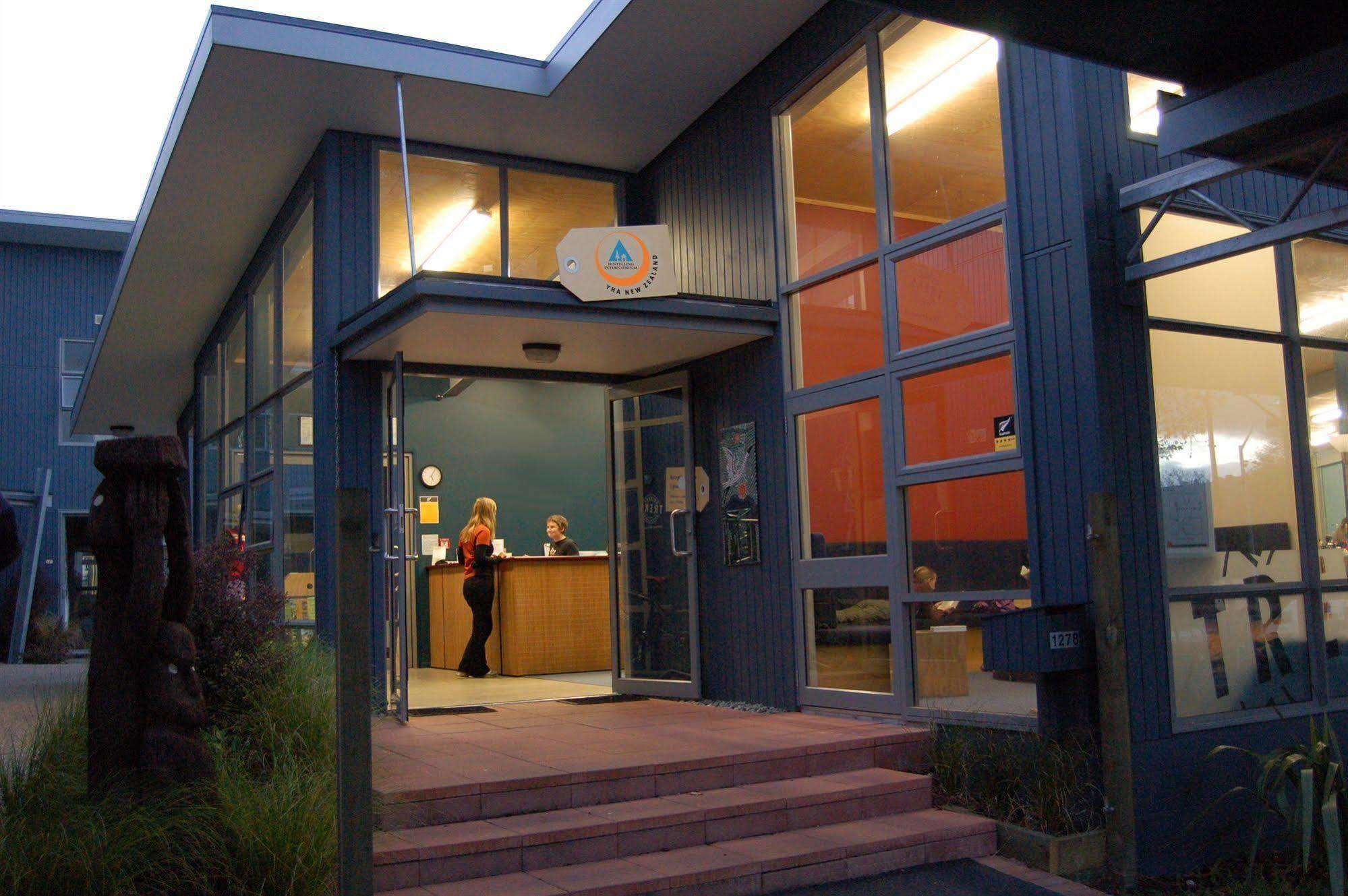Hostel Haka House Rotorua Exteriér fotografie The entrance to the station